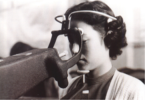 眼球運動を調べる機械「オフサルモグラフ」